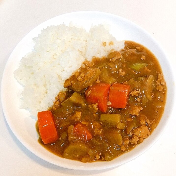 汗カキカキ♪根菜とパプリカとひき肉の激辛カレー